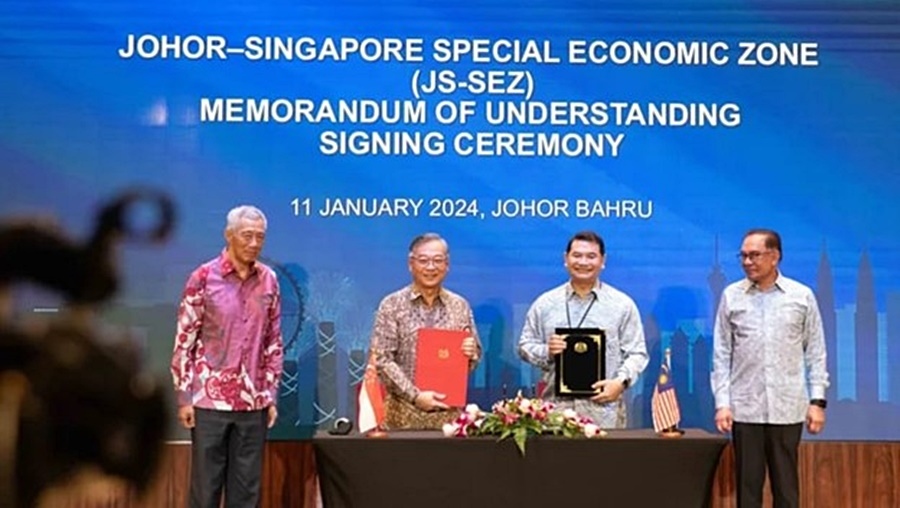 (Từ trái sang) Thủ tướng Singapore Lý Hiển Long, Bộ trưởng Bộ Thương mại và công nghiệp Singapore Gan Kim Yong, Bộ trưởng Kinh tế Malaysia Rafizi Ramli và Thủ tướng Malaysia Anwar Ibrahim tại Lễ ký biên bản ghi nhớ về Đặc khu kinh tế Johor - Singapore hôm 11/1/2024. Ảnh: TODAY/Lim Li Ting.