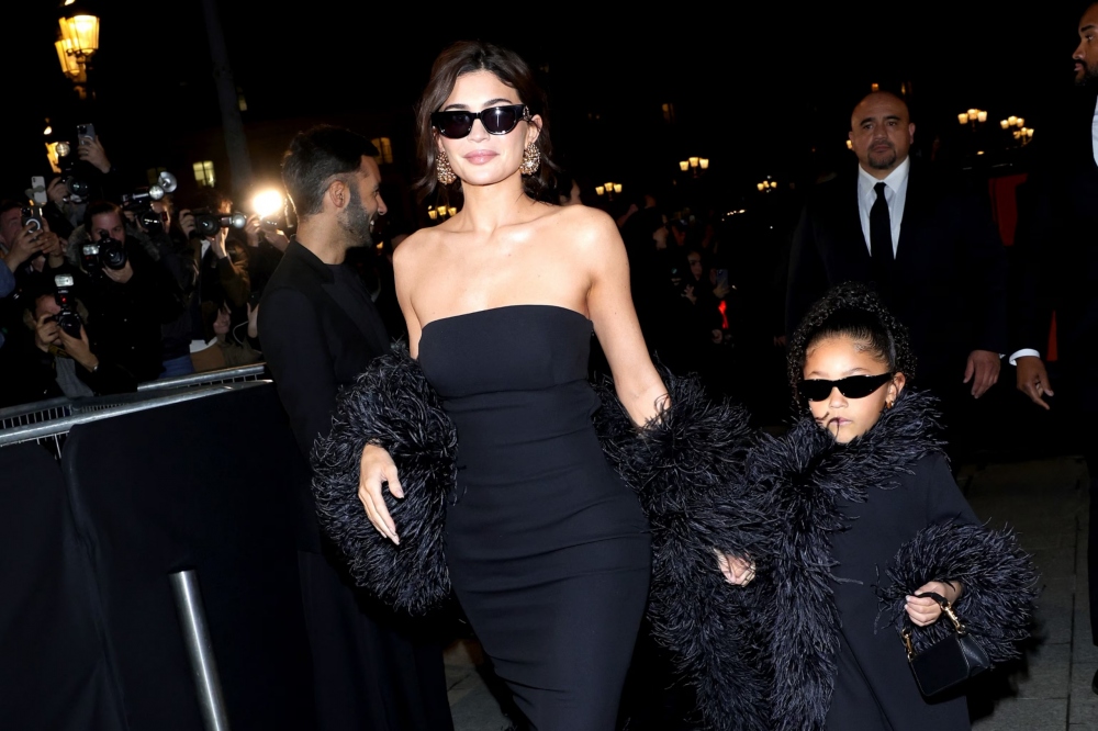 Kylie Jenner và cô con gái 5 tuổi Stormi đã tham dự show diễn Valentino Haute Couture tại Paris.