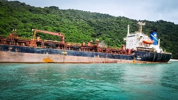 Tàu vỏ sắt nước ngoài không người lái trôi dạt vào đảo Cù Lao Chàm, TP Hội An