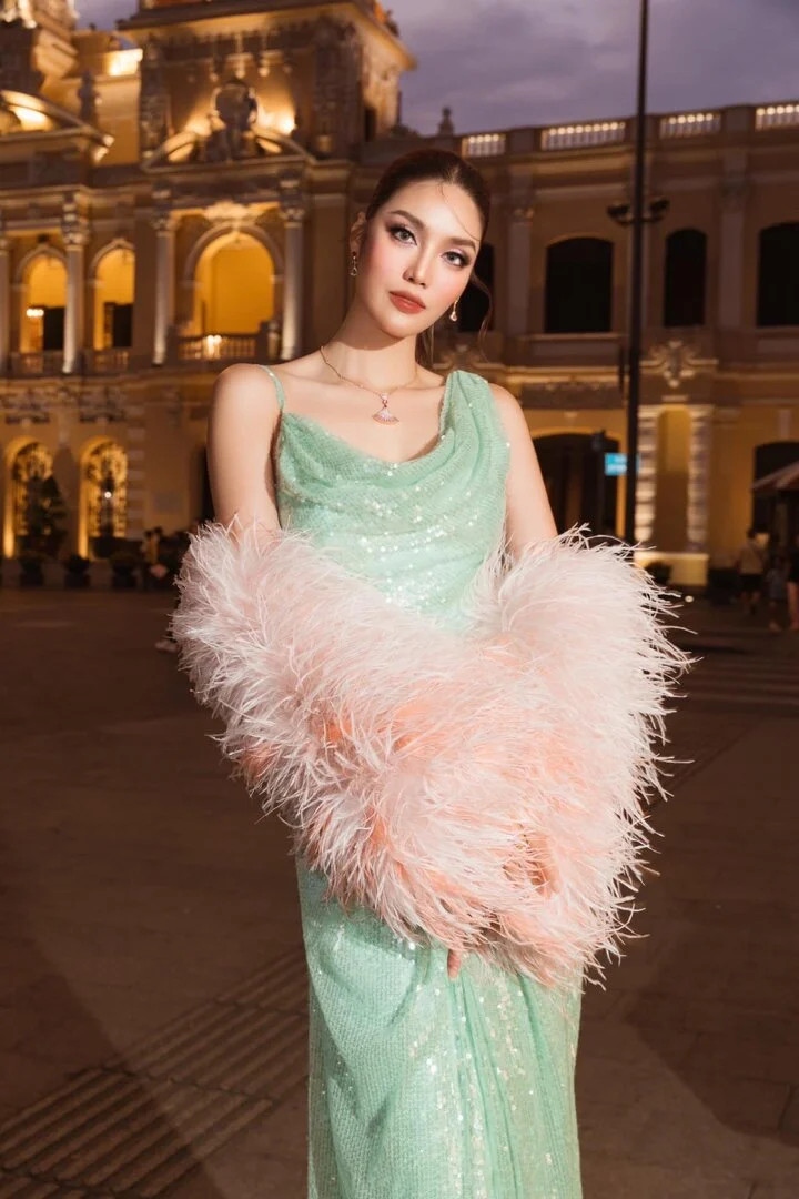 Theo bà Thúy Nga - đại diện BTC Miss Universe Vietnam, siêu mẫu Lan Khuê hiện đã không còn đảm nhận vai trò giám đốc điều hành của Miss Universe Vietnam. Về lý do, bà Thúy Nga cho biết: "Sự gắn bó giữa tôi và Lan Khuê hơn 10 năm qua rất khó diễn tả được bằng lời. Lan Khuê không tiếp tục đồng hành cùng Miss Universe Vietnam vì lịch trình công việc cá nhân. Với tôi, đây là sự tiếc nuối rất lớn nhưng tôi tôn trọng quyết định của cô ấy". Trước đó, siêu mẫu Lan Khuê đã úp mở việc rời vai trò Giám đốc điều hành - CEO của Miss Universe Vietnam 2024. Dù không lên tiếng xác nhận nhưng thông tin vẫn thu hút sự quan tâm của khán giả. (Nguồn: VTC News)