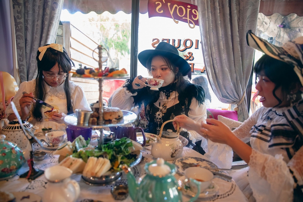 Ella cùng các bạn thưởng thức bữa tiệc trà tại Phòng trà Lovejoy's ở San Francisco, California.