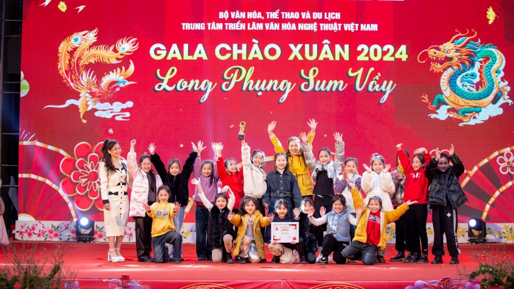 Chương trình nghệ thuật "Long phụng sum vầy" nhằm gây quỹ nuôi các em nhỏ có hoàn cảnh khó khăn.