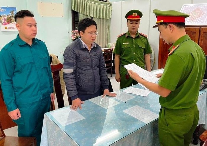 Lực lượng chức năng đọc lệnh bắt tạm giam đối với Hà Hải Đăng.
