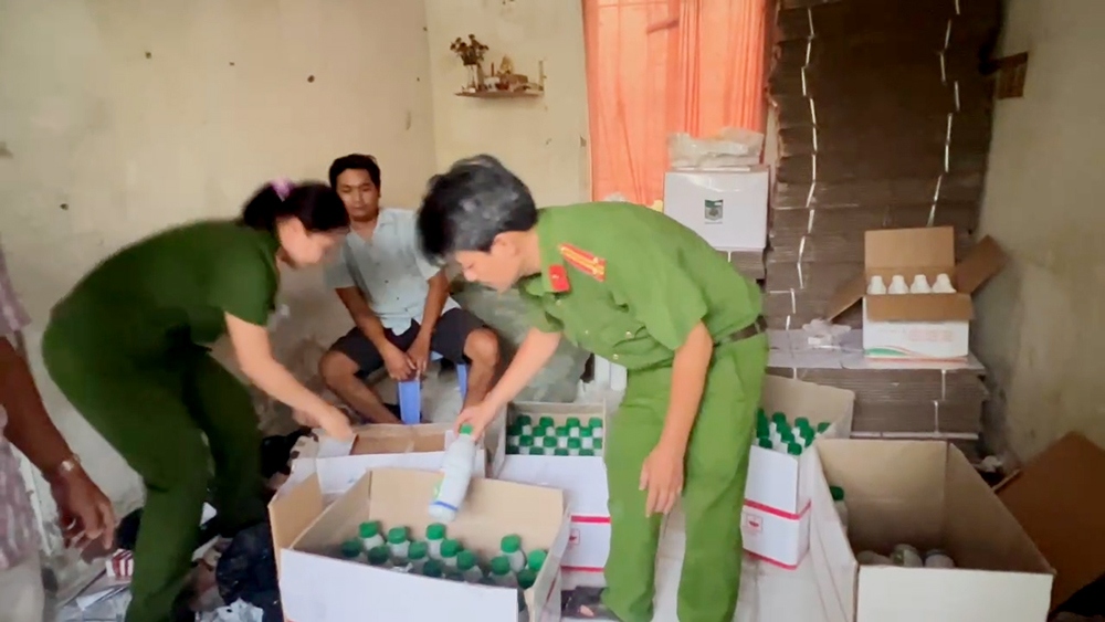 Lực lượng chức năng kiểm tra tang vật vụ án