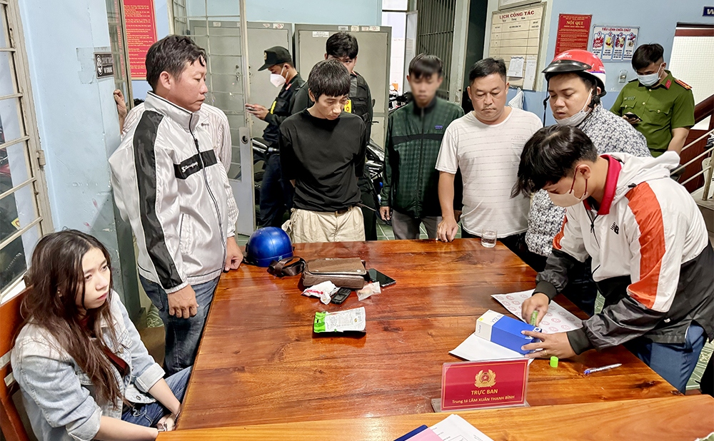 Lực lượng chức năng kiểm tra và niêm phong tang vật