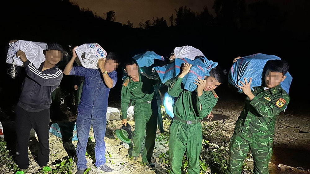 Lực lượng chức năng thu gom đem về để giám định.