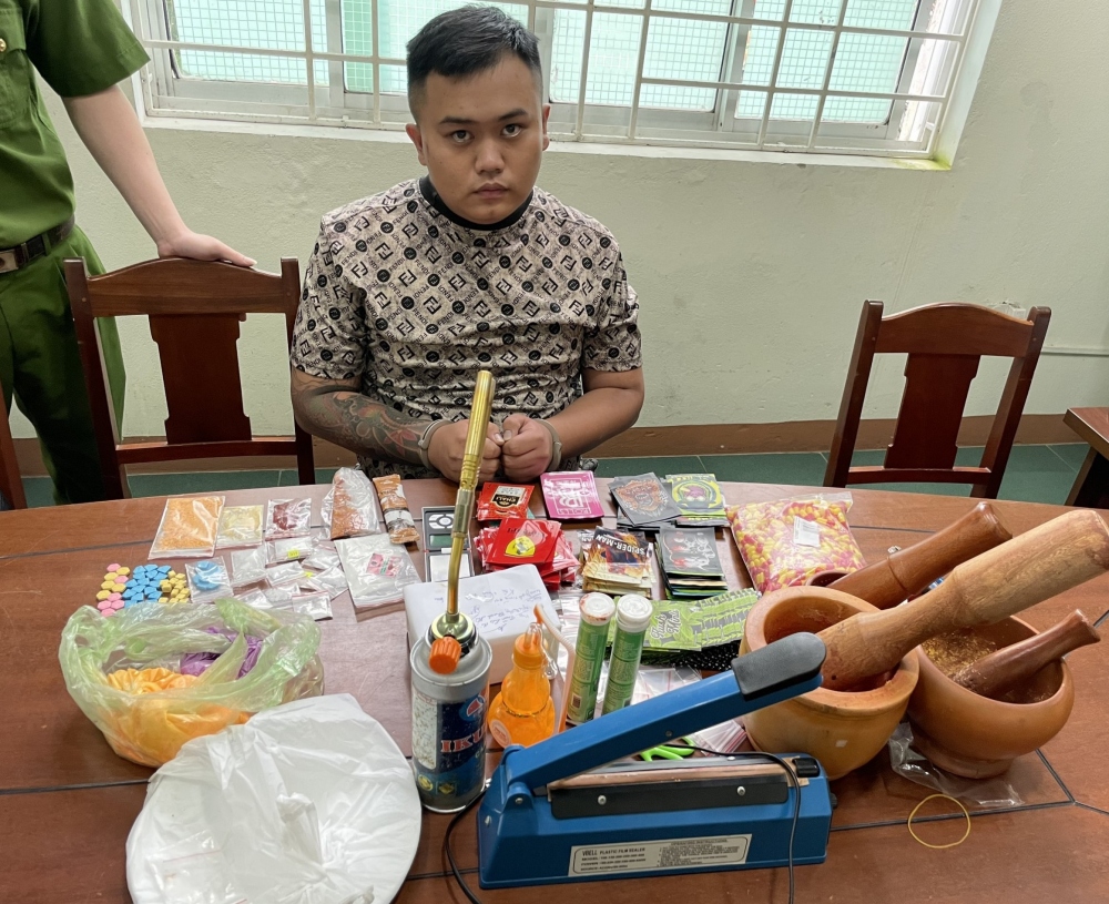 Đoàn Phạm Quốc Huy và tang vật thu giữ trong chuyên án.