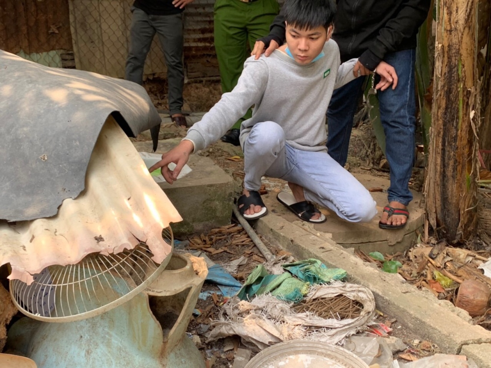 Đối tượng Nguyễn Hoàng Phú chỉ nơi cất giấu ma túy. (Ảnh: CA)