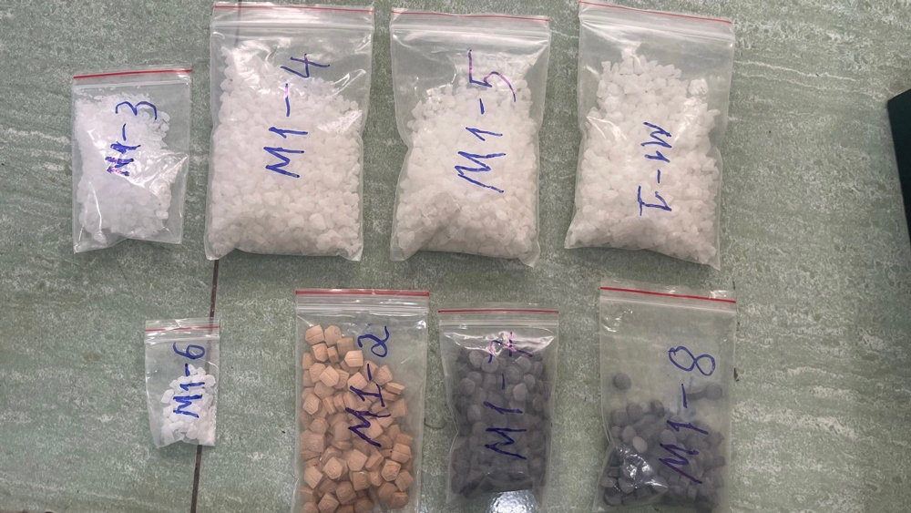 Lực lượng Công an thu giữ 1 khẩu súng tự chế và 1 cây kiếm.