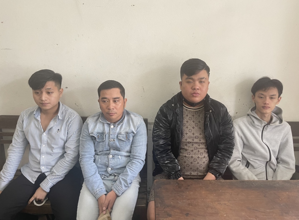 Huỳnh Tuấn Hải (ngoài cùng bên trái) và các đối tượng bị tạm giữ về hành vi tổ chức sử dụng trái phép chất ma túy.