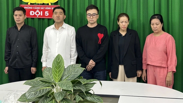 Từ trái qua: Trần Tiến Trung, Jung Jong Pil, Hwang Chang Nam, Cao Phương, Nguyễn Hồng Nhung tại cơ quan công an - Ảnh: Công an cung cấp