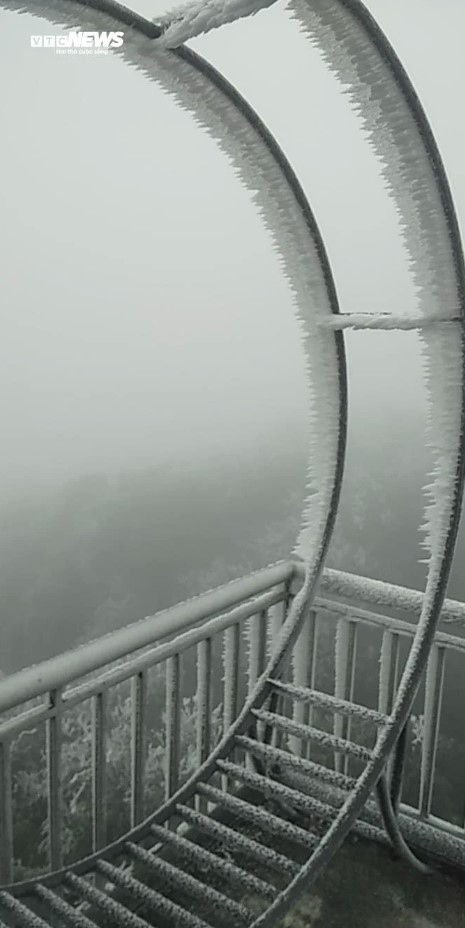 The National Centre for Hydro-meteorological Forecasting warns that during the severe cold spell the lowest temperature is forecast to be lower than zero in high mountainous areas, between two and five degrees Celsius in mountainous areas, and about seven to 10 degrees Celsius in Hanoi and other areas of the northern region.
