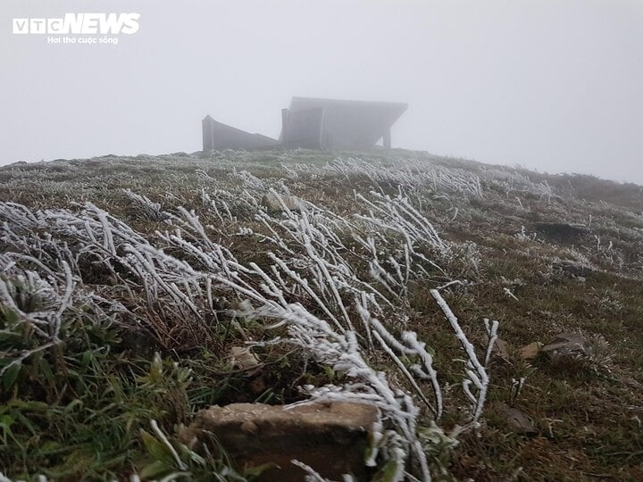 The temperatures on Mau Son mountain peak are forecast to drop to between minus one and three degrees Celsius, with frost set to continue to occur.
