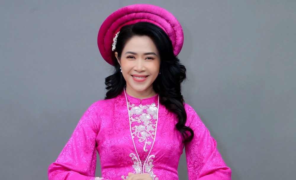 Quỳnh Hoa không chỉ thành công ở lĩnh vực nghệ thuật mà còn là một nhà hoạt động xã hội. Bên cạnh đó, nữ MC còn có gia đình nhỏ viên mãn với cô con gái tốt nghiệp thủ khoa của khoa Nghệ thuật truyền thông và nằm trong danh sách 13 sinh viên xuất sắc nhất Trường đại học Nghệ thuật Alberta, Canada. Dễ dàng nhận thấy, gia đình của nữ MC có sự phân chia đồng đều, ai giỏi việc gì sẽ phụ trách việc ấy. Đồng thời, cả hai vợ chồng còn có sự thống nhất để từ đó xây dựng và vun vén cho gia đình nhỏ. “Thực ra tôi vẫn hay nói vui mình và ông xã là “cái nồi méo, cái vung méo”. Chẳng qua là nó khớp với nhau thế thôi”, Quỳnh Hoa chia sẻ về cuộc hôn nhân của mình. (Nguồn: Thanh niên)