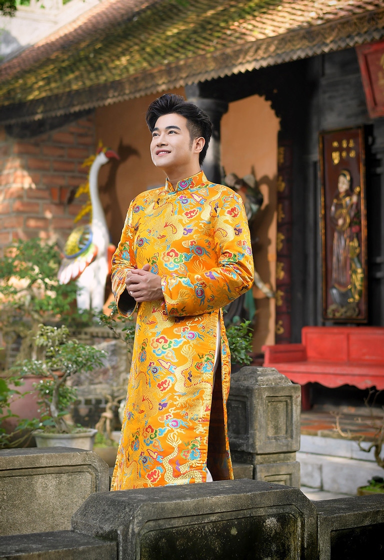 Sau thời gian dài giảm cân, Minh Quân kết hợp với Mỹ Dung thực hiện MV ‘Đoản ca xuân’ để kỷ niệm 10 năm song ca cùng nhau. Nam ca sĩ cũng gửi lời tri ân đến khán giả dịp đầu năm mới vì đã yêu thương anh. Thông qua sản phẩm âm nhạc, Minh Quân mong muốn gửi lời tri ân tới khán giả đã yêu thương và theo dõi hành trình nghệ thuật của anh trong suốt những năm qua. Ca khúc lần này cũng là bước ngoặt đánh dấu sự trở lại của nam ca sĩ sau thời gian dài giảm cân và cắt bỏ dạ dày trước đó.
"Động lực khiến tôi trở lại với công việc là khi tôi quyết định giảm cân… Mọi người xung quanh bảo tôi đã đỡ béo rất nhiều và lên hình ổn hơn trước, nên tôi mới mạnh dạn đầu tư sản phẩm âm nhạc để quay trở lại sân khấu", nam ca sĩ bày tỏ. (Nguồn: VietNamNet)