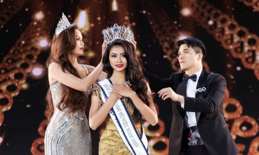 Xuan, 23, beat 37 other finalists to win a cash prize of VND300 million in the grand final of the Miss Cosmo Vietnam 2023 pageant held in Da Lat City in the Central Highland province of Lam Dong on December 31.