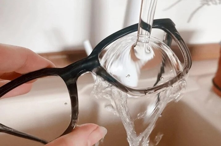 Nước nóng sẽ làm hỏng lớp phủ bảo vệ của kính mắt. (Ảnh: Mouqy Eyewear)