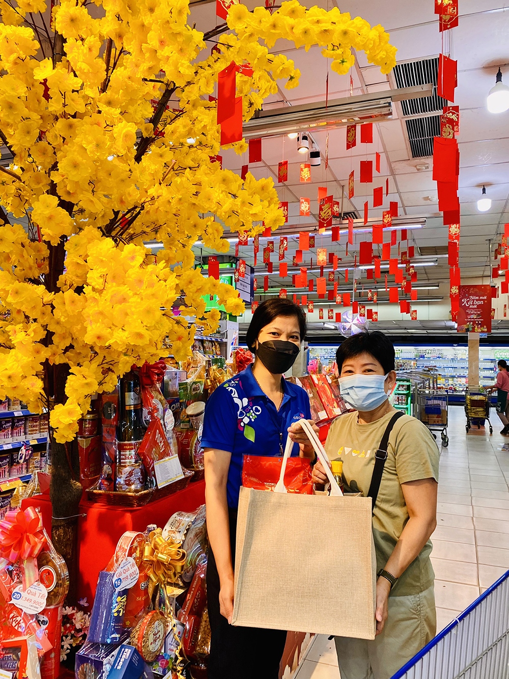Mua giỏ quà đặc sản Co.op được tặng kèm túi đay