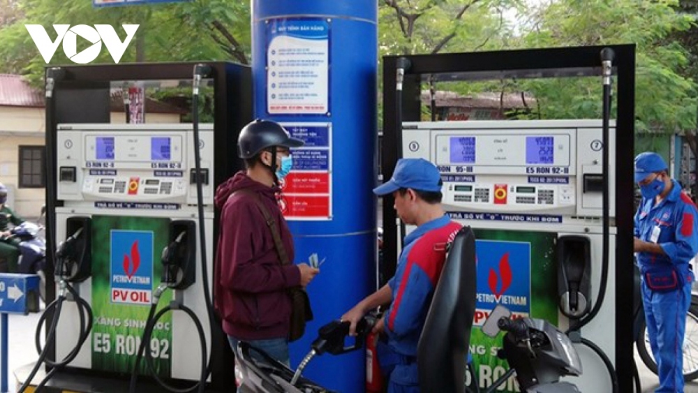Hiện có gần 10 doanh nghiệp xăng dầu đầu mối lớn có nợ thuế, trong đó phần lớn thuế bảo vệ môi trường (Ảnh minh họa)