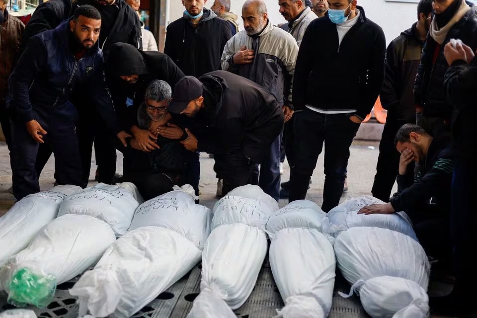 Chiến dịch của Israel đã khiến phần lớn Gaza trở nên hoang tàn, 2,3 triệu người dân phải rời bỏ nhà cửa, gây ra thảm họa nhân đạo. Hơn 23.000 người Palestine đã thiệt mạng. Ảnh: Reuters