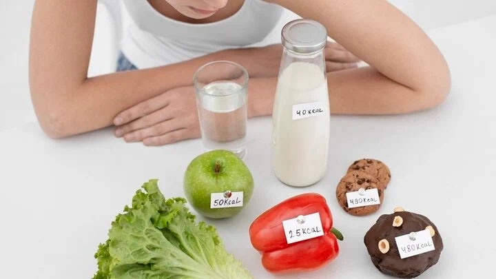 Lượng calo cần nạp vào cơ thể mỗi ngày sẽ phụ thuộc vào độ tuổi, giới tính, chiều cao, cân nặng của mỗi người. (Ảnh minh hoạ)