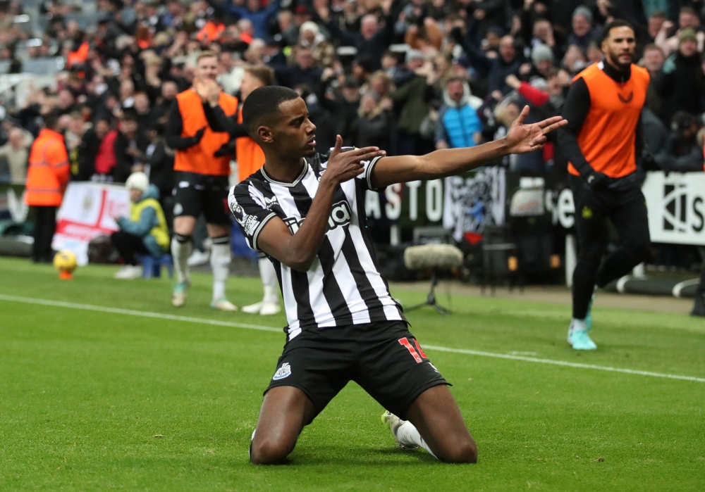 Newcastle kiên trì khai thác khoảng trống sau lưng hàng thủ Man City và được đền đáp với bàn gỡ hoà 1-1 của Alexander Isak ở phút 35. (Ảnh: Reuters)