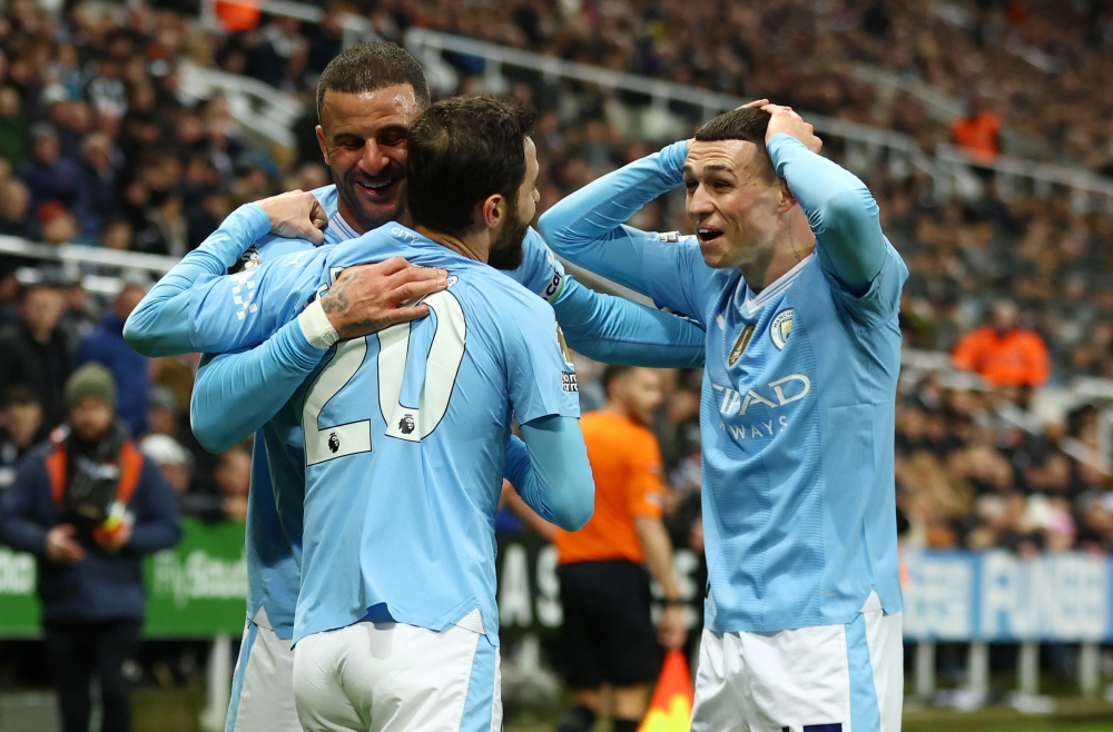 Foden biểu cảm ngỡ ngàng sau pha ghi bàn đậm chất nghệ sĩ của Bernardo Silva. (Ảnh: Reuters)