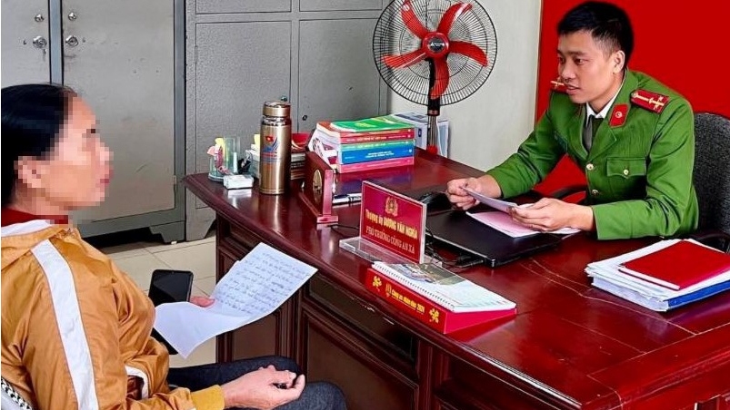Cán bộ công an xã Cẩm Hưng giải thích để chị T nâng cao cảnh giác trước hành vi lừa đảo chiếm đoạt tài sản.