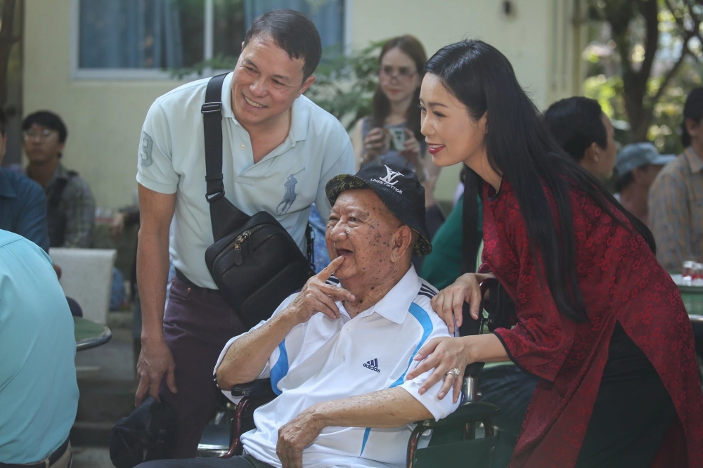 Tại buổi trao quà ở Viện dưỡng lão nghệ sĩ, Mạc Can vui mừng khi được gặp gỡ, hội ngộ một số bạn bè, đồng nghiệp. Nghệ sĩ Mạc Can cho biết năm nay ông sẽ ăn tết với gia đình, ngày 27.2 sau Tết Nguyên đán 2024 thì sẽ dọn đến "nhà mới". Nam nghệ sĩ chia sẻ: "Hồi nào giờ tôi không có nhà, chỉ ở thuê nên giờ có nhà tôi mừng lắm. Cảm ơn Hội Sân khấu TP.HCM, Sở Văn hóa và Thể thao TP.HCM và các cơ quan chức năng đã đưa tôi vào danh sách để được vào ở trong Trung tâm dưỡng lão Thị Nghè". (Nguồn: Thanh Niên)