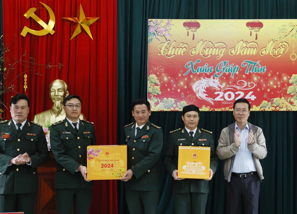 Nhân dịp thăm, chúc Tết, Chủ tịch nước Võ Văn Thưởng tặng quà cán bộ, chiến sĩ Đồn Biên phòng cửa khẩu Thanh Thủy