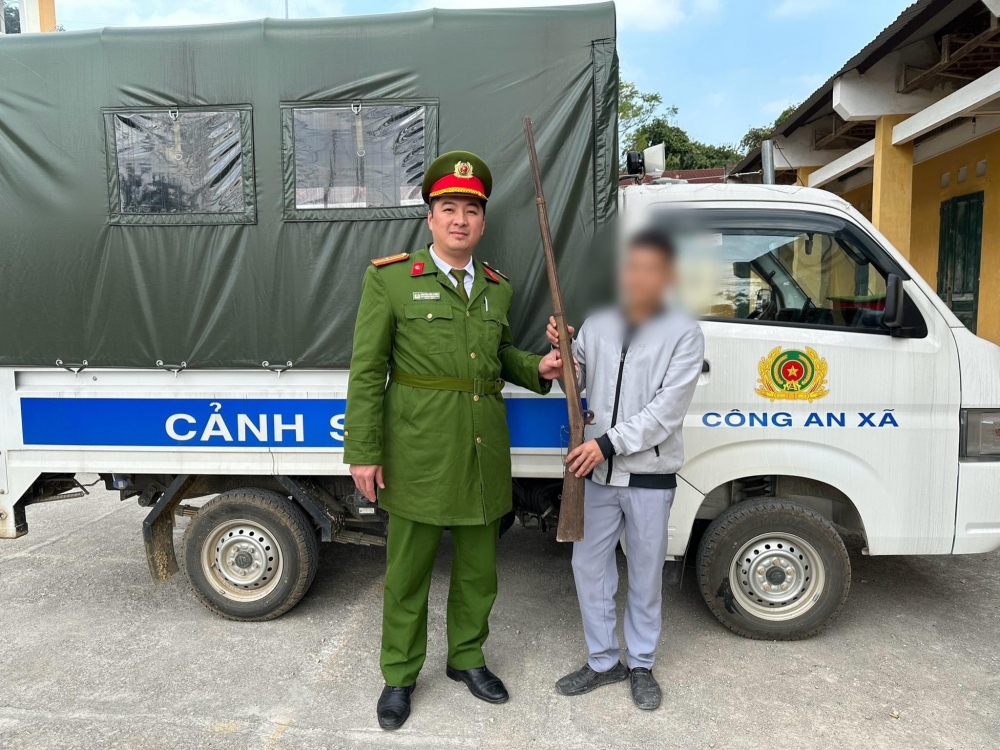 Trong đợt ra quân cao điểm tấn công, trấn áp tội phạm, người dân Cao Bằng đã giao nộp hàng chục khẩu súng tự chế cùng hàng trăm viên đạn cho lực lượng Công an.