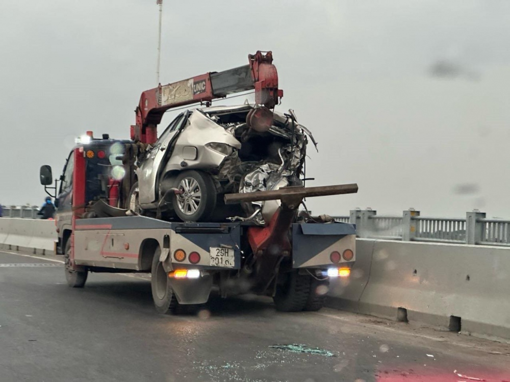 Xe ô tô biến dạng sau va chạm