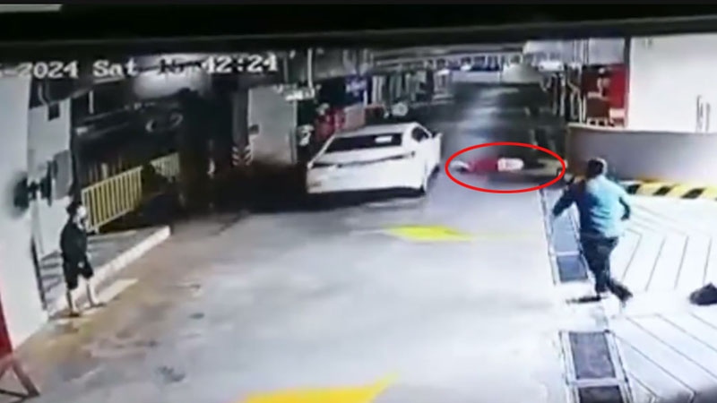 Người phụ nữ bị xe ô tô màu trắng húc văng (ảnh cắt từ video)