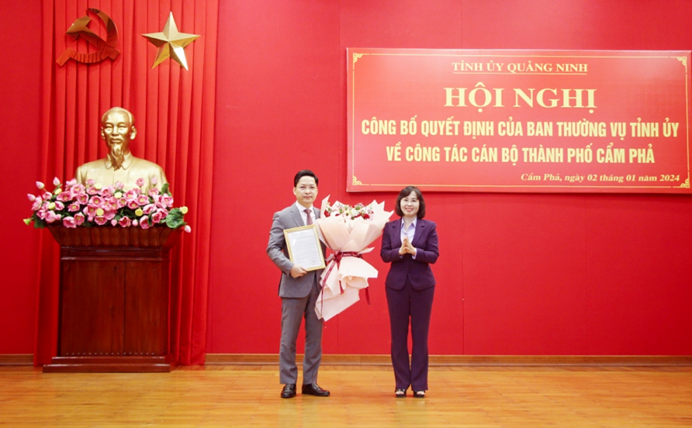 Ông Phạm Lê Hưng nhận quyết định giữ chức vụ Phó Bí thư Thành ủy Cẩm Phả