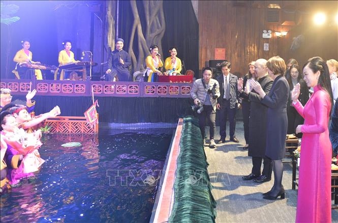 Phu nhân Chủ tịch nước - bà Phan Thị Thanh Tâm cùng Phu nhân Tổng thống Cộng hòa Liên bang Đức - bà Elke Büdenbender tặng hoa các nghệ sĩ Nhà hát múa rối Thăng Long. Ảnh: Minh Đức/TTXVN