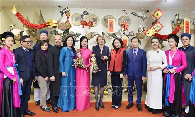Phu nhân Chủ tịch nước - bà Phan Thị Thanh Tâm cùng Phu nhân Tổng thống Cộng hòa Liên bang Đức - bà Elke Büdenbender với các nghệ sĩ Nhà hát Múa rối Thăng Long. Ảnh: Minh Đức/TTXVN