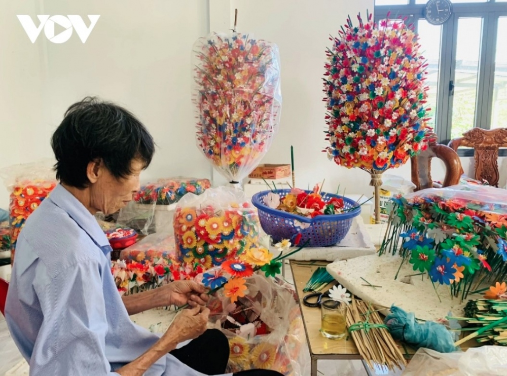 Thanh Tien craft village in Phu Vang district is located on the southern bank of the Huong (Perfume) River. Over the course of its 300-year history, the village is one of the main tourist destinations in Hue City.