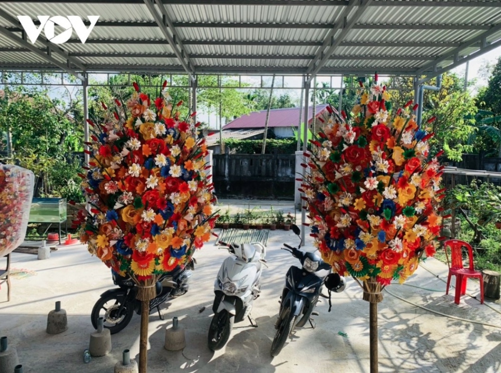 Local villagers make paper flowers as an offering to their ancestors. Nowadays, their products have become decorative items, particularly on Tet, the country’s biggest traditional festival.