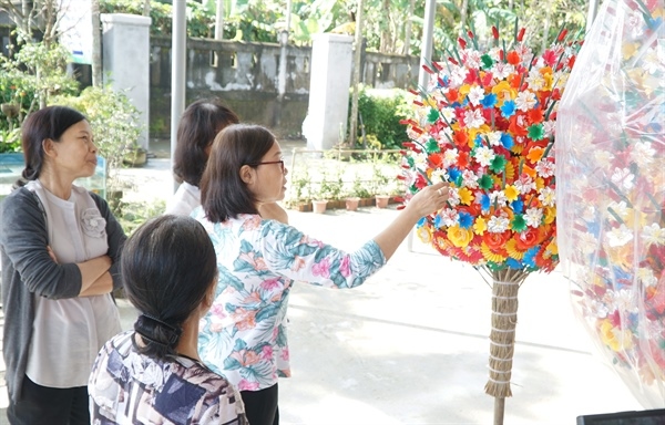 The price of the paper flowers ranges from VND5,000 for a pair of simple flowers such as roses, daisies, and orchids up to VND20,000 for a lotus. (Photo: Baovanhoa.vn)