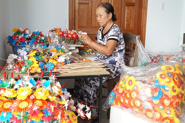 As the work requires a lot of time, meticulousness, and skill, a veteran craftsman can make only 15 to 20 paper flowers a day. (Photo: Baovanhoa.vn)