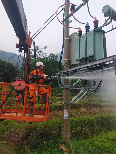 PC Hòa Bình vệ sinh công nghiệp TBA miễn phí cho khách hàng sử dụng điện