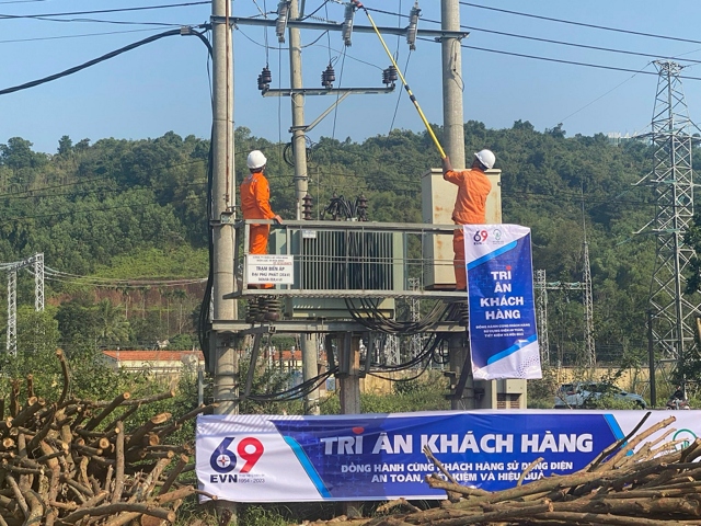 PC Hòa Bình vệ sinh công nghiệp TBA miễn phí cho khách hàng sử dụng điện.