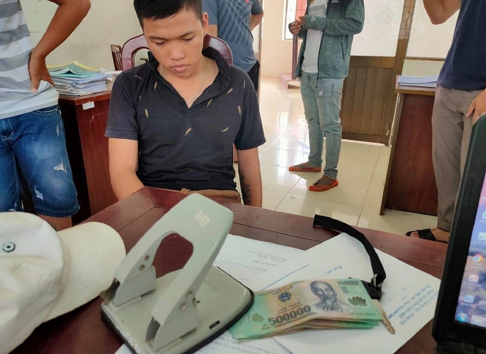 Mới đây, Công an huyện Châu Đức (tỉnh Bà Rịa - Vũng Tàu) đã tạm giữ hình sự đối tượng Lê Hoàng Tân (19 tuổi, trú ấp Suối Lúp, xã Bình Ba, huyện Châu Đức) để điều tra, làm rõ hành vi dùng hình ảnh “nóng” do bạn gái gửi để ép nạn nhân quan hệ tình dục và tống tiền.