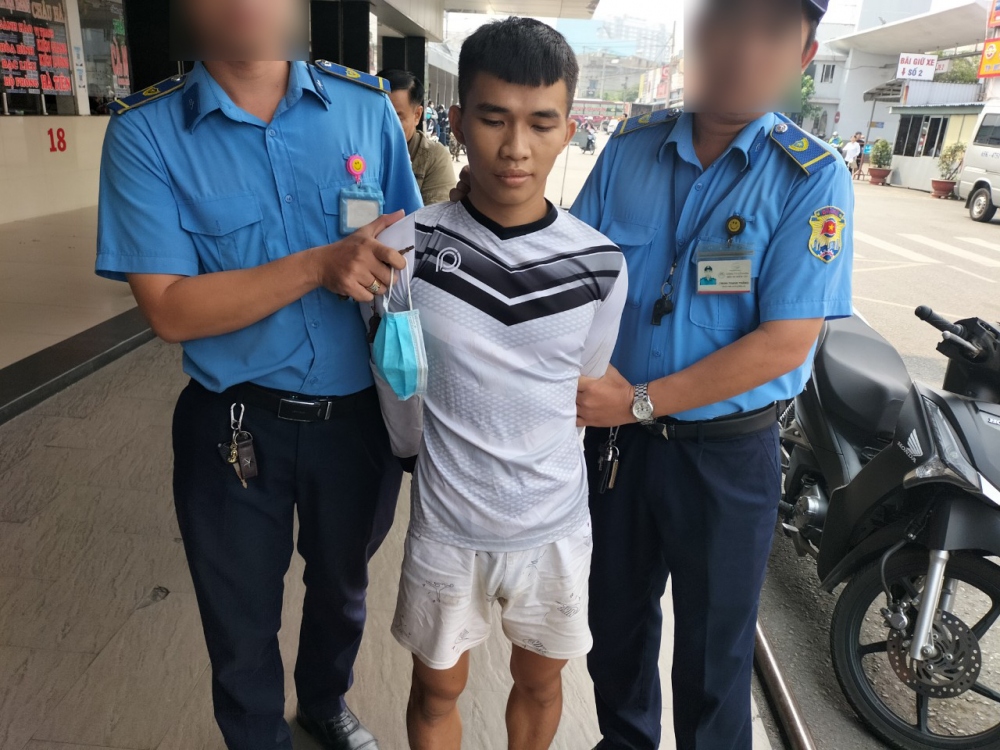 Phạm nhân bỏ trốn bị bắt giữ tại bến xe Miền Tây (Ảnh: CTV)
