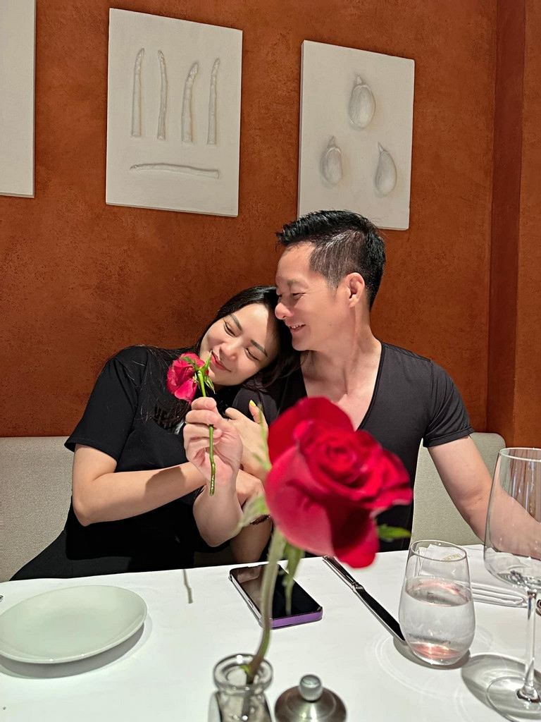 Phan Như Thảo được xem là mỹ nhân Vbiz có số hưởng với gia tài khủng sau khi kết hôn cùng chồng đại gia. Dù lấy chồng giàu nhưng thay vì sống an nhàn, hưởng thụ, Phan Như Thảo lại tất bật với công việc kinh doanh. Cô làm đủ nghề từ buôn bán đồ khô đến miệt mài phát triển lĩnh vực làm đẹp cho chị em. Nhìn Phan Như Thảo lao động kiếm tiền, nhiều người không khỏi thắc mắc về lý do cô lấy chồng đại gia nhưng vẫn phải làm việc cật lực. Mới đây, bà xã của đại gia Đức An đã đưa ra lời giải đáp cho mọi người. "Dạ, tại em tự đặt áp lực cho mình, em áp lực mình không xứng với sự thành công của chồng. Em muốn học hỏi, trau dồi cho bản thân mỗi ngày một hoàn thiện hơn để có thể tự tin đứng bên cạnh chồng và tự hào rằng em xứng đáng với những gì đang có ạ. (Nguồn: VietNamNet)