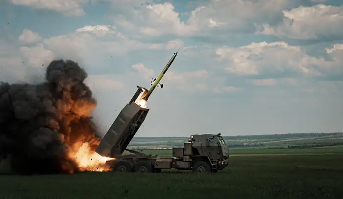 Ukraine khai hỏa hệ thống HIMARS ở Bakhmut, Donetsk, ngày 18/5/2023. Ảnh: Getty