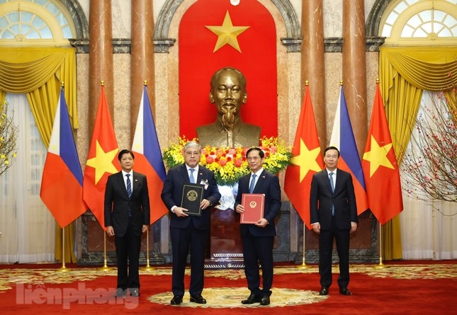Chủ tịch nước Võ Văn Thưởng và Tổng thống Philippines chứng kiến lễ trao Bản ghi nhớ Việt Nam – Philippines về phòng ngừa và quản lý sự cố trên Biển Đông. Ảnh: Báo Tienphong