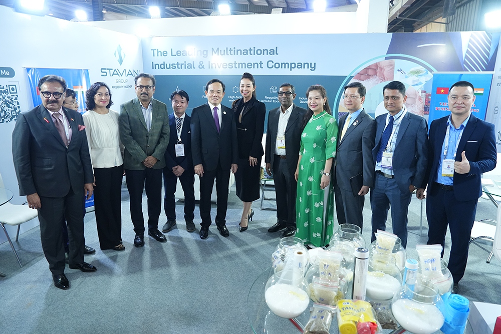 Phó Thủ tướng Chính phủ Trần Lưu Quang tham quan gian triển lãm của Tập đoàn Stavian và chụp ảnh lưu niệm