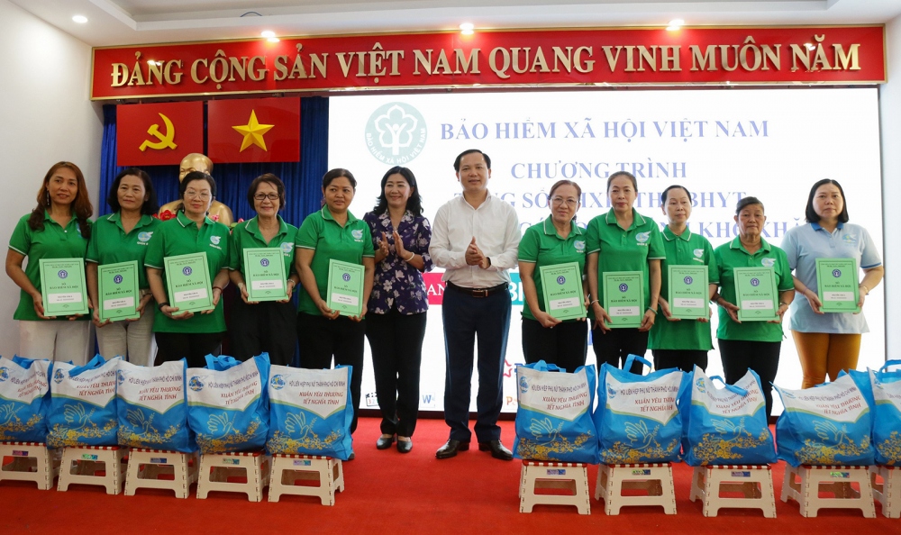 Phó Tổng Giám đốc Chu Mạnh Sinh trao tặng 50 thẻ BHYT và 50 phần quà cho người dân có hoàn cảnh khó khăn.