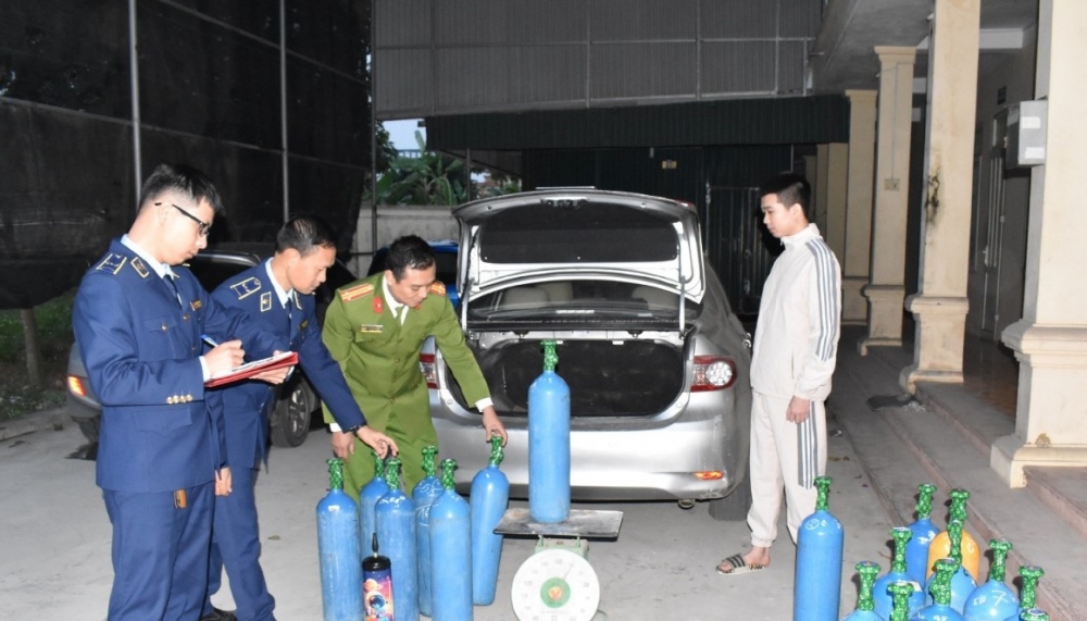 Lực lượng chức năng tiến hành kiểm đếm tang vật
